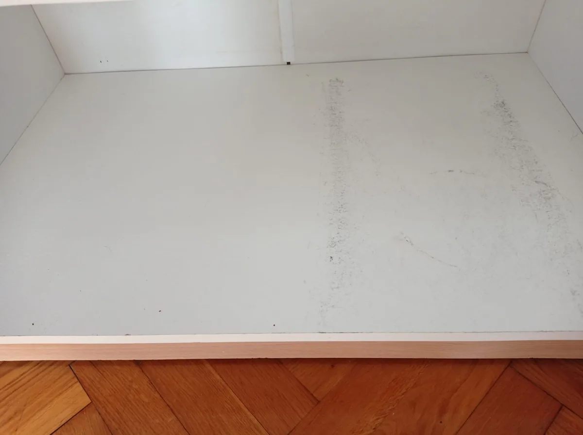 Unutrašnjost ormarića prije čišćenja
